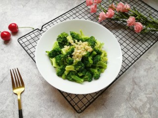 8、蚝油西蓝花,装盘。