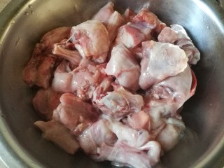 3、红烧小羊肉,切块，不要太小。