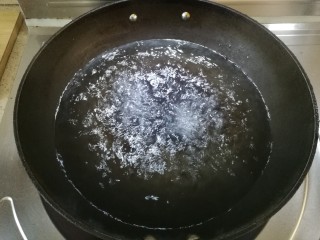 5、红烧小羊肉,锅内清水烧开。