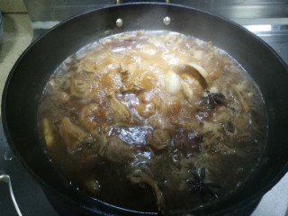 14、红烧小羊肉,加入适量清水，一定要把小羊肉全部浸末，大火烧20分钟