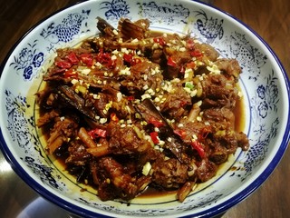 18、红烧小羊肉,撒上老姜、辣椒。