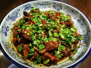 19、红烧小羊肉,再撒上大蒜叶即可。