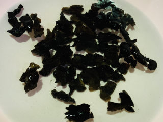 2、木耳炒山药,木耳加面粉泡水，可以很好的清除木耳的杂质