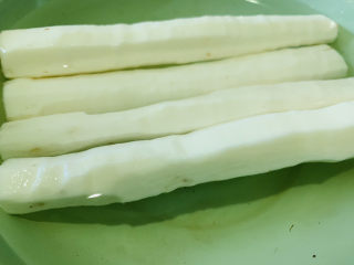 4、木耳炒山药,削皮