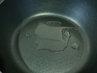 6、木耳炒山药,锅加食用油