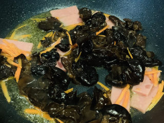 9、木耳炒山药,加木耳