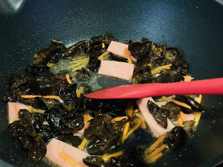 10、木耳炒山药,大火翻炒