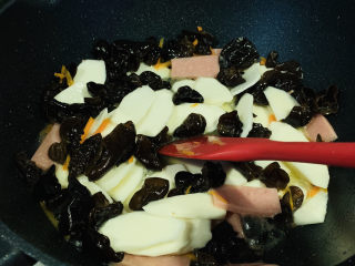 12、木耳炒山药,大火继续翻炒，喜欢山药软糯的，可以加些水，多炒会