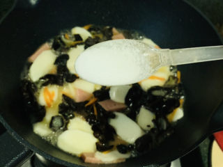 14、木耳炒山药,加盐