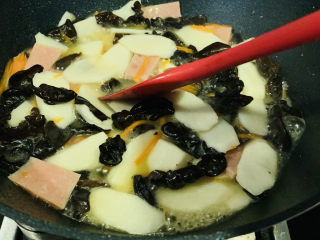 16、木耳炒山药,翻炒均匀