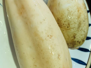 1、糖醋莲藕,莲藕先清洗干净表皮