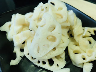 3、糖醋莲藕,切薄片