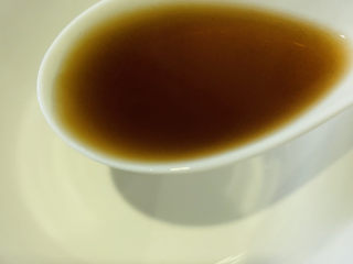 4、糖醋莲藕,取一块碗，开始调糖醋汁，料酒1勺