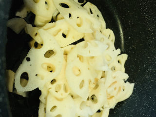 11、糖醋莲藕,热锅，加入藕片