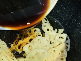 13、糖醋莲藕,加入糖醋汁