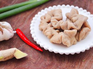 1、金牌拍蒜豉香蒸大肠,首先备齐所有的食材,猪大肠我是买的处理好的。