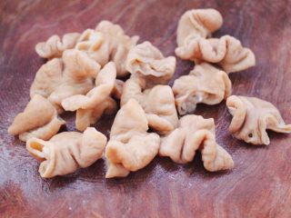 5、金牌拍蒜豉香蒸大肠,依次切好所有的猪大肠。