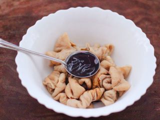 7、金牌拍蒜豉香蒸大肠,再加入蚝油。