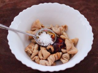 8、金牌拍蒜豉香蒸大肠,这个时候加入白糖和盐调味。