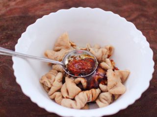 9、金牌拍蒜豉香蒸大肠,再加入黄豆豉。