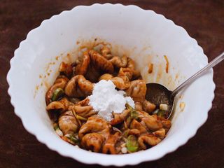 13、金牌拍蒜豉香蒸大肠,把腌制好的猪大肠,加入淀粉。