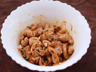 14、金牌拍蒜豉香蒸大肠,把猪大肠搅拌均匀即可。