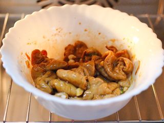 15、金牌拍蒜豉香蒸大肠,把搅拌好的猪大肠放入蒸箱里蒸8分钟即可。