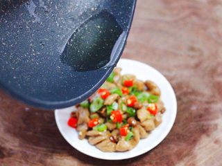 18、金牌拍蒜豉香蒸大肠,锅烧热倒入剩下的10克花生油烧热后,均匀地把花生油浇到猪大肠上即可。