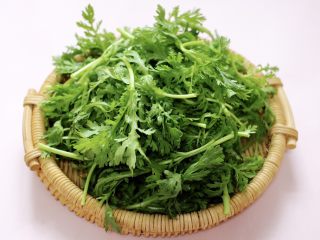 1、茼蒿海虾木耳小炒,茼蒿摘去根部和老叶后清洗干净。