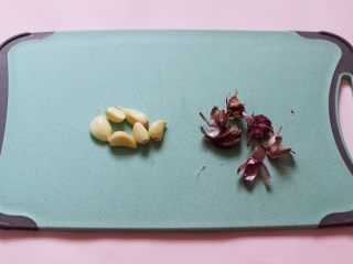 2、茼蒿海虾木耳小炒,紫皮大蒜去皮后用刀切碎。