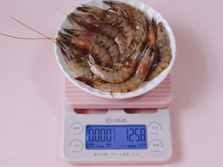 3、茼蒿海虾木耳小炒,海虾我用了125克。