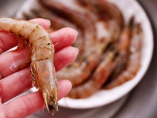 4、茼蒿海虾木耳小炒,把称重的海虾，用厨房剪子去虾肠和虾须后，用清水冲洗干净。