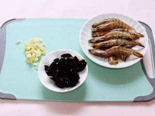 5、茼蒿海虾木耳小炒,干木耳提前泡发后冲洗干净。