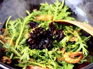 12、茼蒿海虾木耳小炒,翻炒至茼蒿变色时加入木耳。