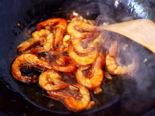 10、茼蒿海虾木耳小炒,大火翻炒至海虾和所有调料混合均匀。