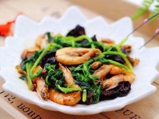 15、茼蒿海虾木耳小炒,茼蒿海虾木耳小炒就出锅了，盛到盘子里即可食用咯。