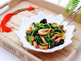 16、茼蒿海虾木耳小炒,宝贝今天多吃了一碗米饭。