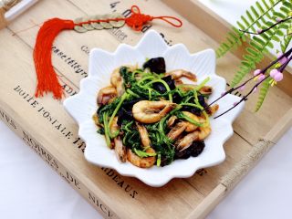 17、茼蒿海虾木耳小炒,再来一张诱惑你。