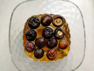 1、糯米烧麦(饺子皮版),香菇泡软