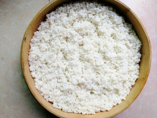 4、糯米烧麦(饺子皮版),泡好的糯米滤干水分,放蒸笼,用筷子划散,上锅大火蒸30分钟