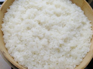 5、糯米烧麦(饺子皮版),蒸好的圆糯米晶莹剔透,这就是为什么用蒸,而不放锅里煮的原因了,蒸出来的粒粒分明,口感简直不要太好哦