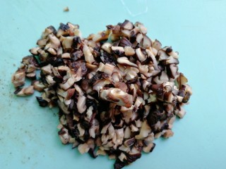 6、糯米烧麦(饺子皮版),泡好的香菇切丁