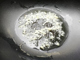 9、糯米烧麦(饺子皮版),放入蒜蓉,煎出香味