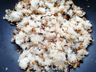 14、糯米烧麦(饺子皮版),翻拌均匀,尝尝咸淡,不够味可以再加点酱油