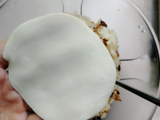 15、糯米烧麦(饺子皮版),拿出准备好的饺子皮~我图方便,买的饺子皮