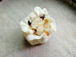 18、糯米烧麦(饺子皮版),用手的虎口收口,然后整理一下,看起来好看一点