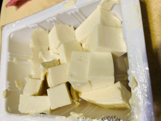 2、牡蛎豆腐汤,嫩豆腐半盒,切块,喜欢用嫩豆腐,怎么煮都不会老;