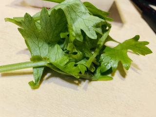 5、牡蛎豆腐汤,芹菜洗净待用;