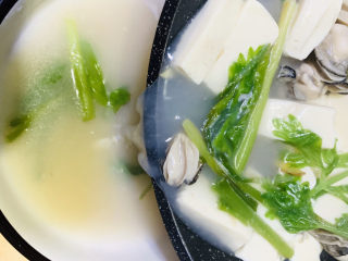 16、牡蛎豆腐汤,起锅;