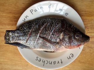 1、酸甜开胃的糖醋鱼,准备鱼一条洗干净,刀划几一下,比较容易入味。